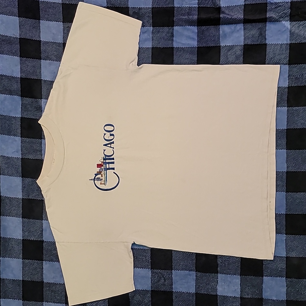 Vintage. Made in USA. Single-stitch. Embroidered. CHICAGO. Tee size L